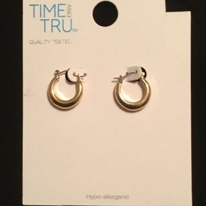 TIME AND TRU  NWT LADIES, SMALL GOLD TONE FASHION EARRINGS. NEVER WORN!!